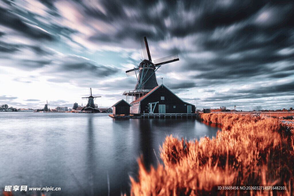 荷兰风车畔的秋日美景