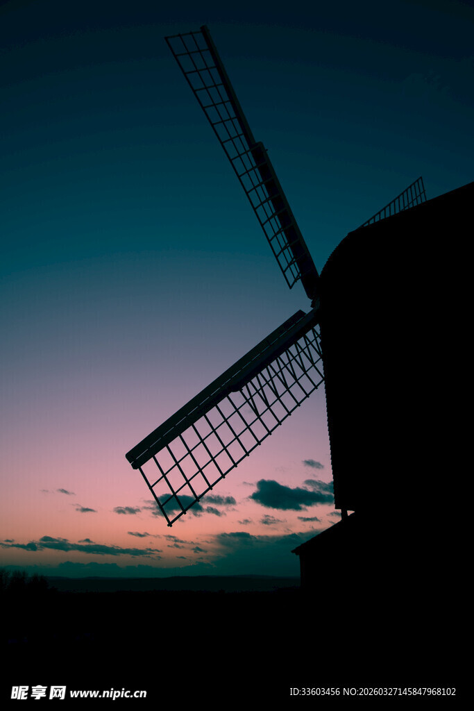 黄昏下的风车剪影