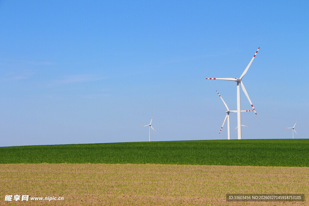 田野上的风力发电机