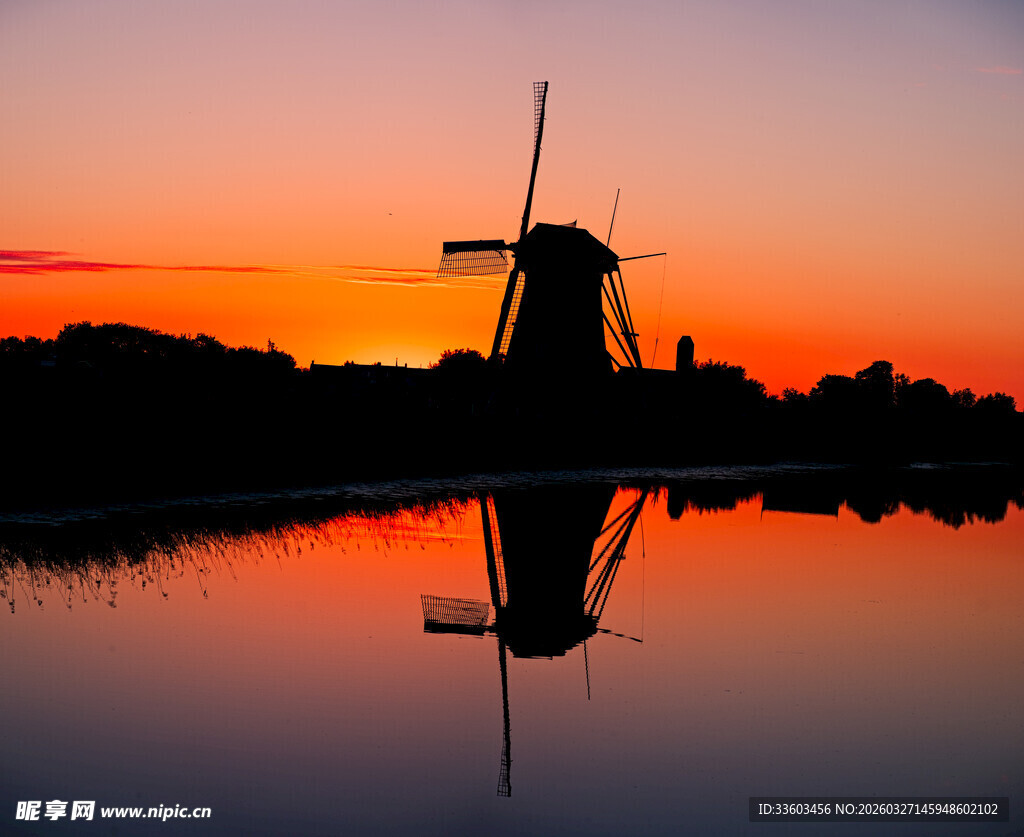 夕阳下的风车与湖面倒影