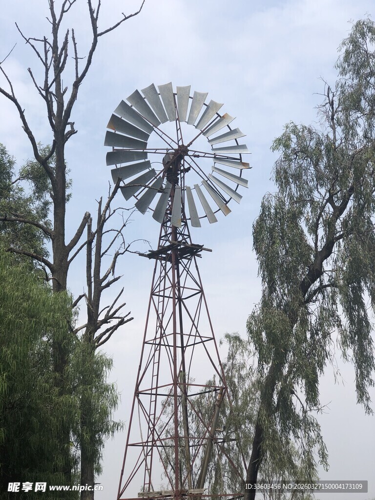 田野中的老式风车
