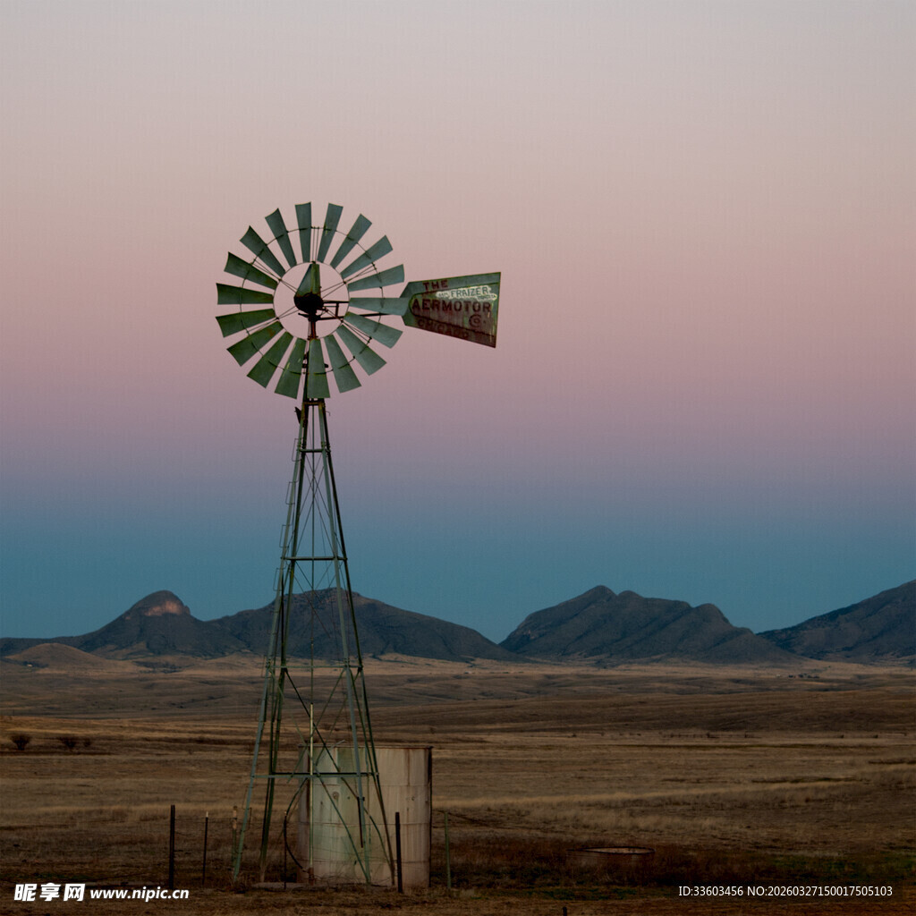 旷野中的老式风车