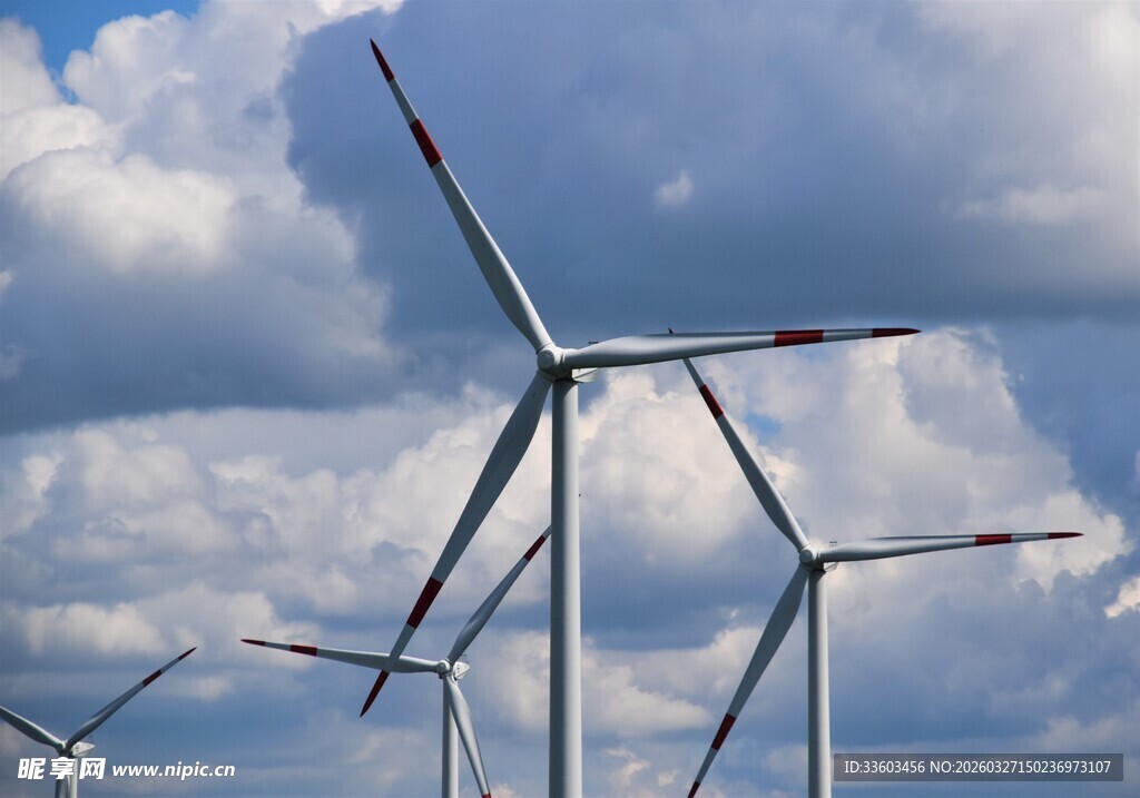 蓝天白云下的风力发电机组