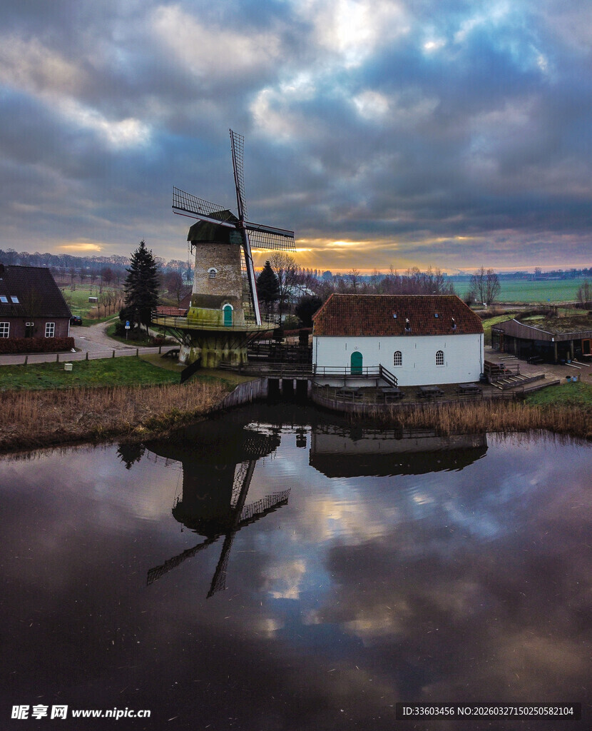 荷兰风车田园黄昏美景