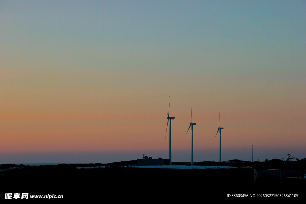日落时分的风力发电机组