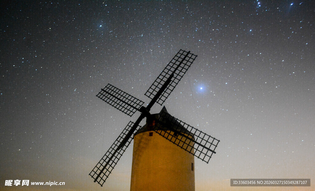 黄昏下的风车与星空