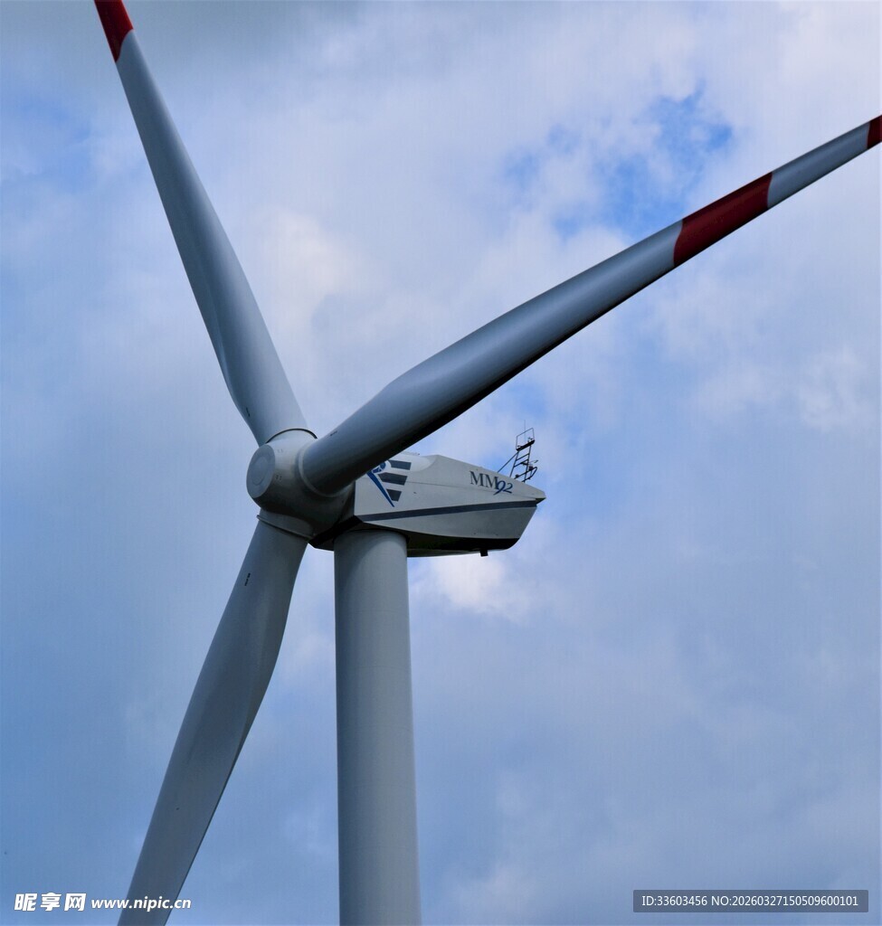 巨大风力发电机矗立云端
