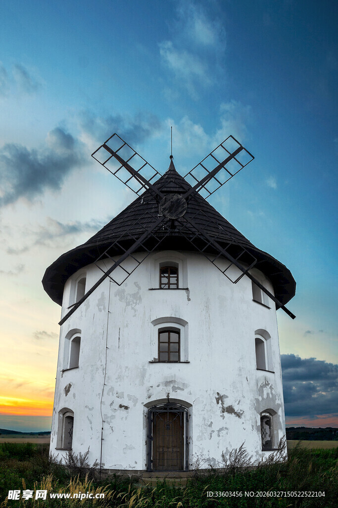 古老风车房