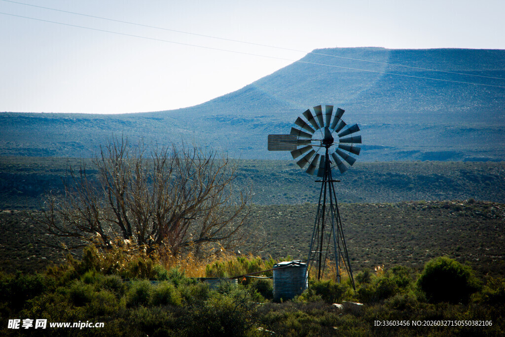旷野中的老式风车