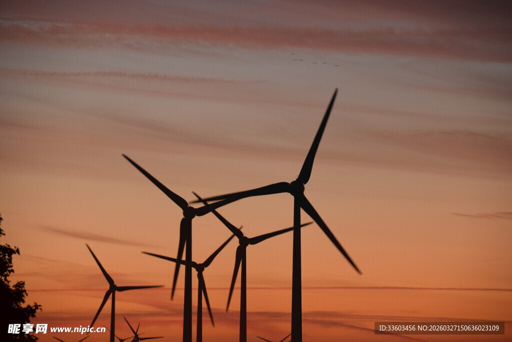 夕阳下的风力发电机组
