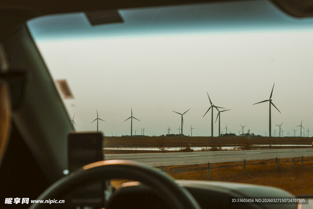 车内视角看远方风力发电机组