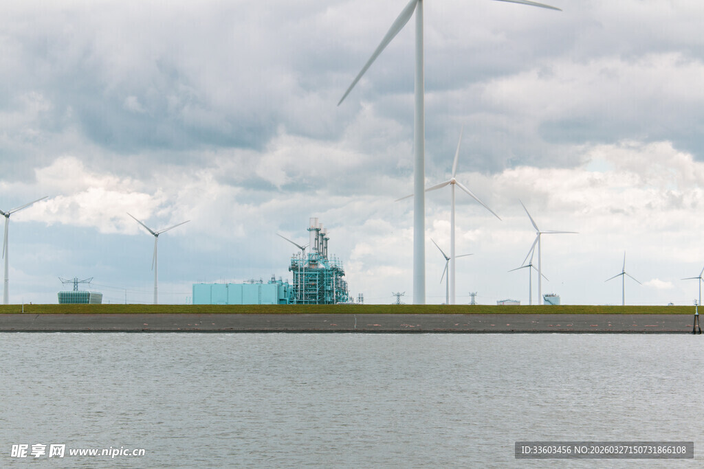 水边风力发电机组景观