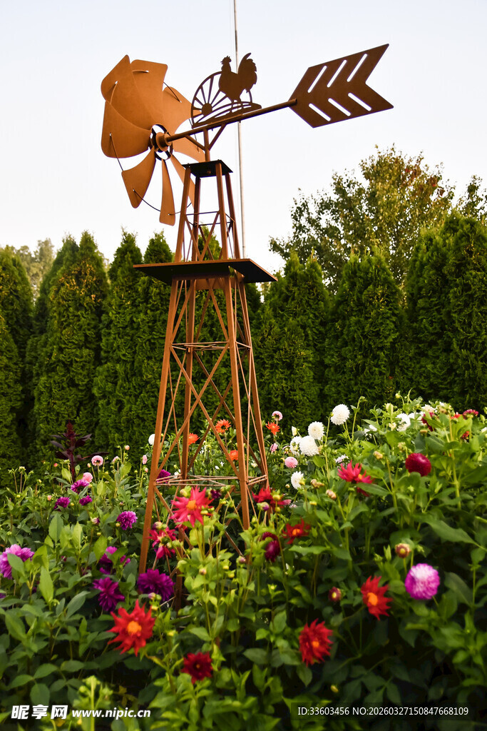 花园中的复古铁艺风车