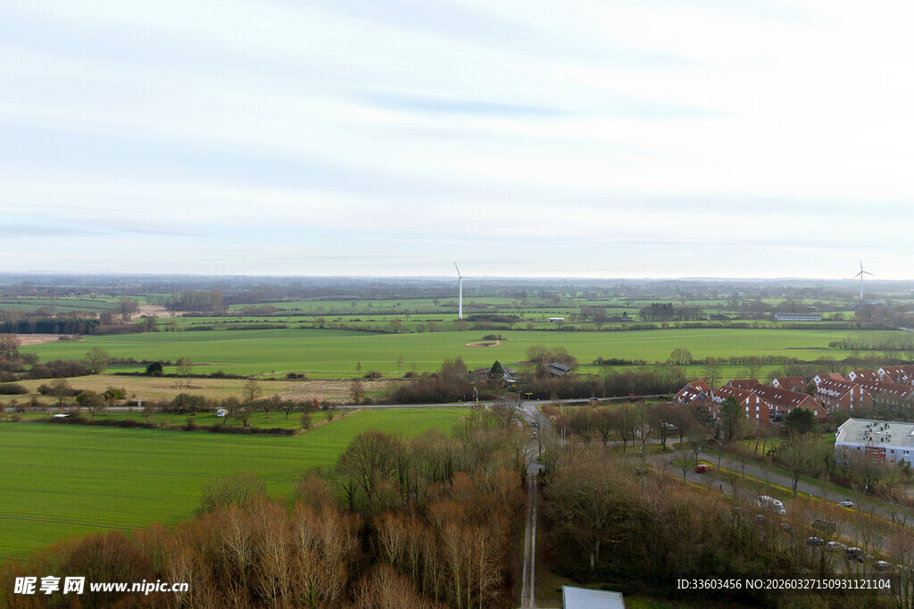 俯瞰广袤绿野与城镇