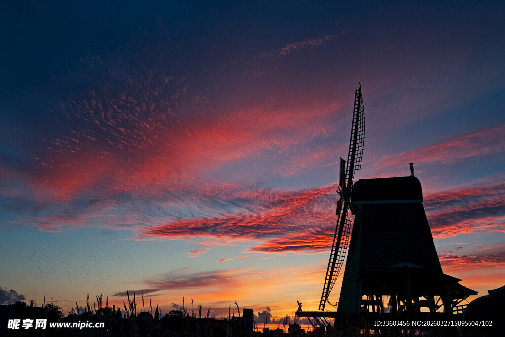 夕阳下的风车剪影美景