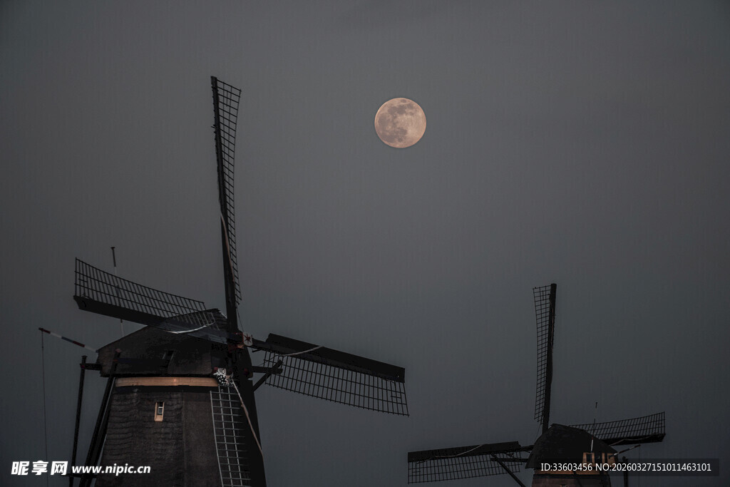 月夜下的古老风车