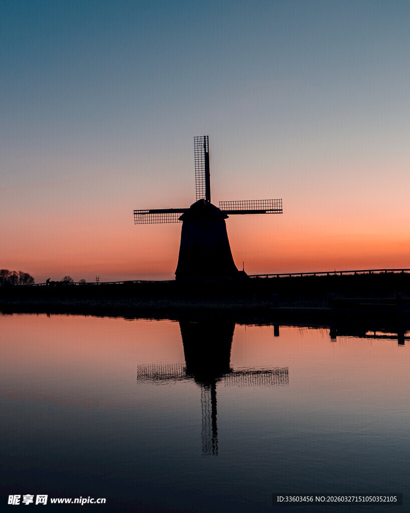 夕阳下的风车倒影美景