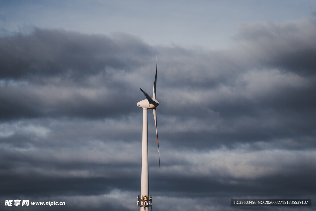天空下的高耸风力发电机