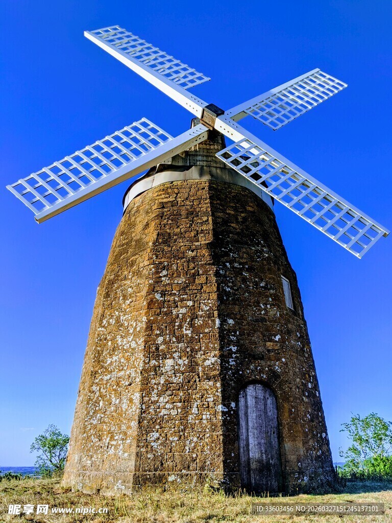 古老风车屹立蓝天之下