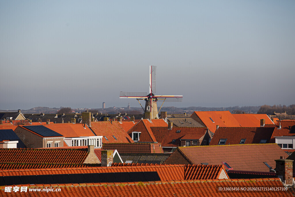 红瓦屋顶与远处风车景观