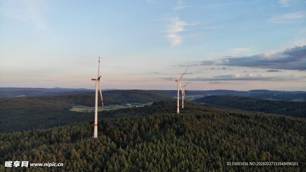山顶风车与美丽天空景色