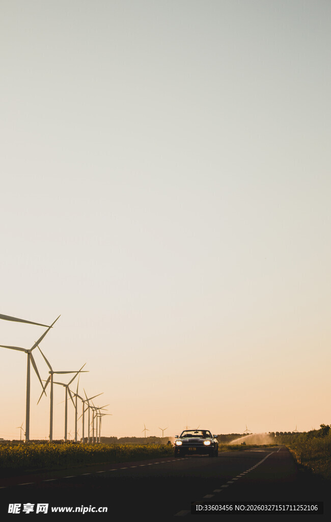 夕阳下的风力发电机组