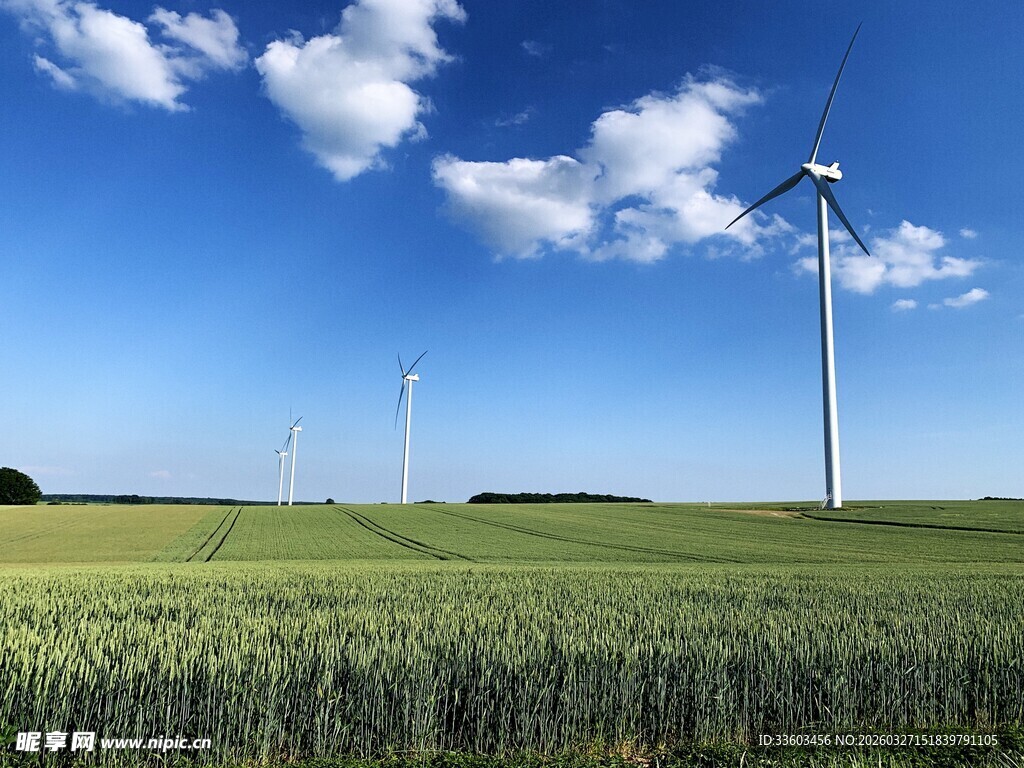 田野上的风力发电机