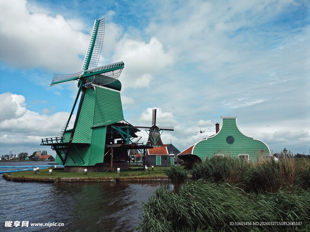 荷兰田园中的绿色风车景观