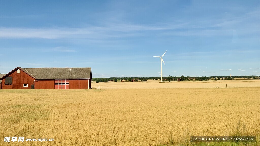 田野中的红屋与风力发电机