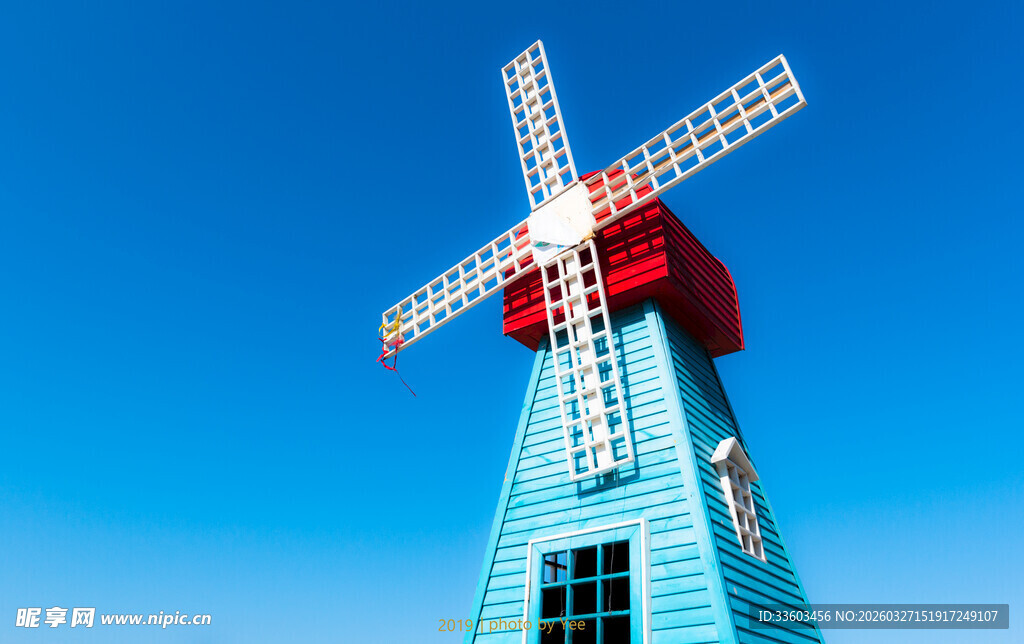 蓝色风车建筑