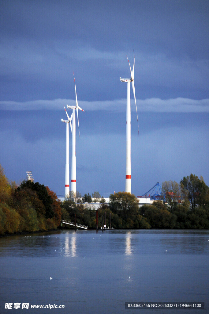 湖畔风车景观