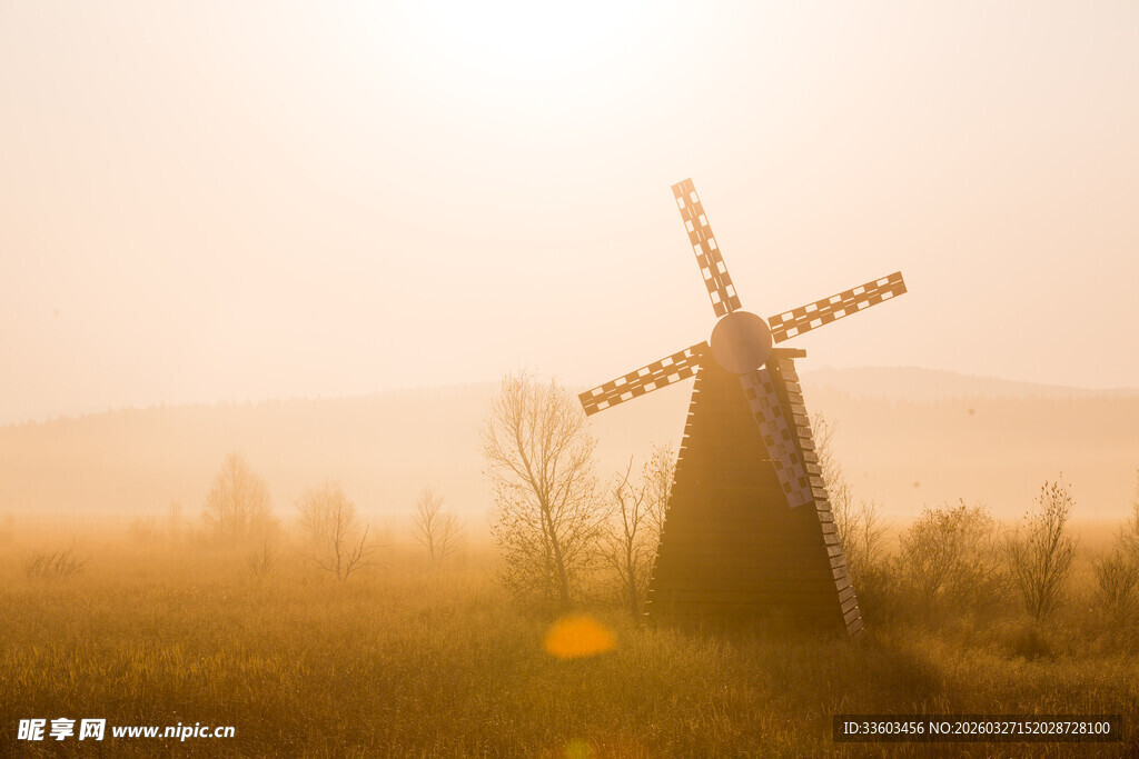 日出下的风车田园美景