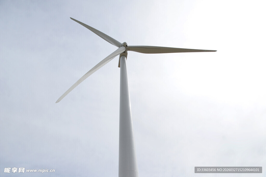 高耸的风力发电机
