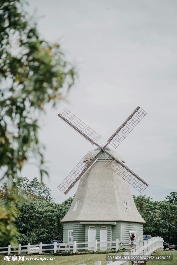 田园中的白色风车建筑