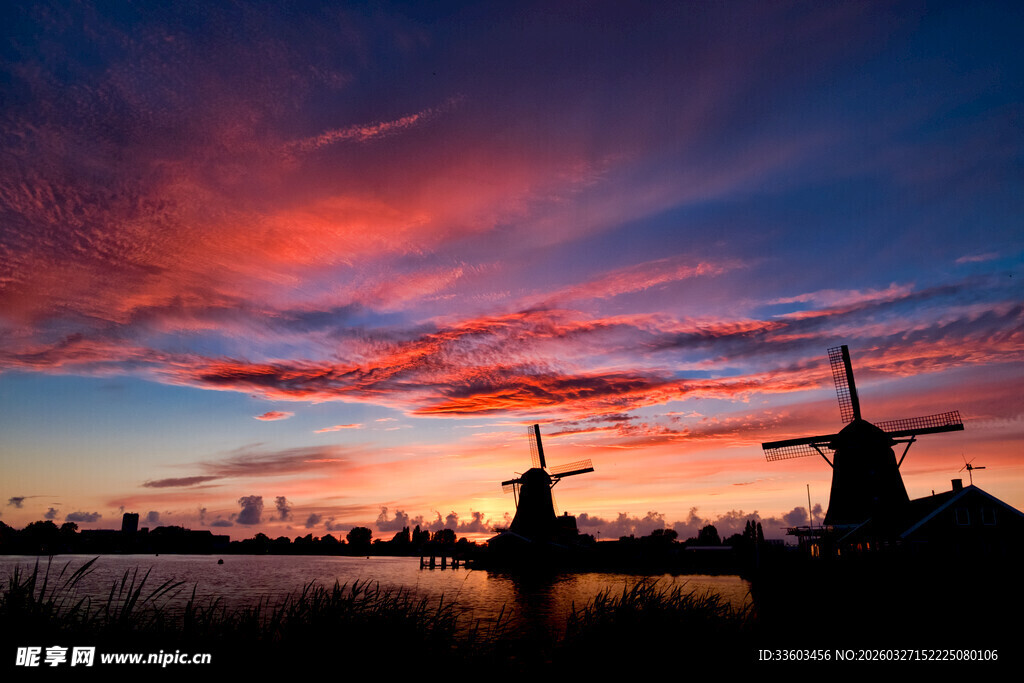 荷兰黄昏下的风车美景