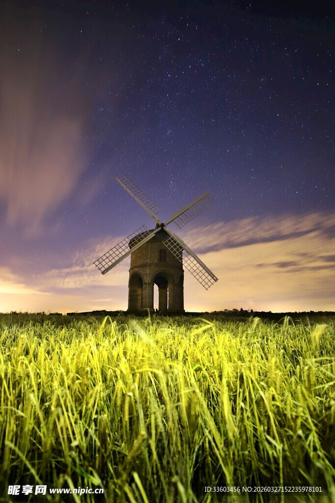 麦田中的孤独小屋