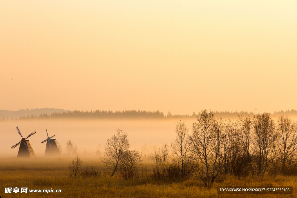 晨雾中的风车与原野景色