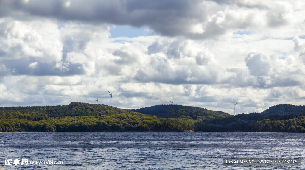 湖畔青山与云景如画
