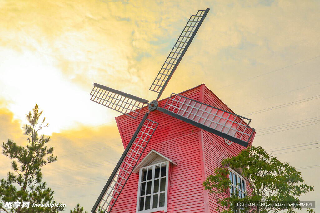 夕阳下的红色风车小屋
