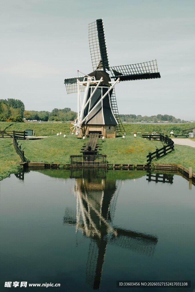 荷兰田园风车倒影美景