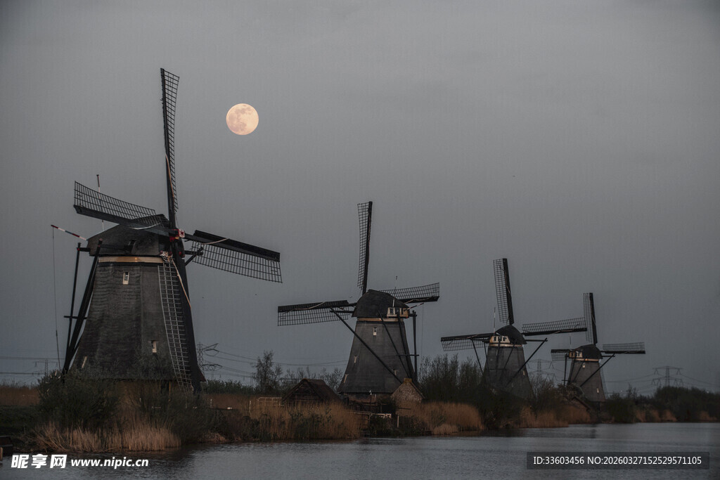 月夜下的荷兰风车景观