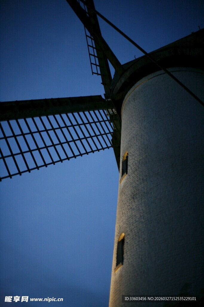 黄昏下的古老风车