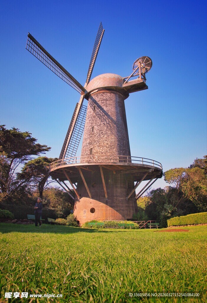 田园中的古老风车