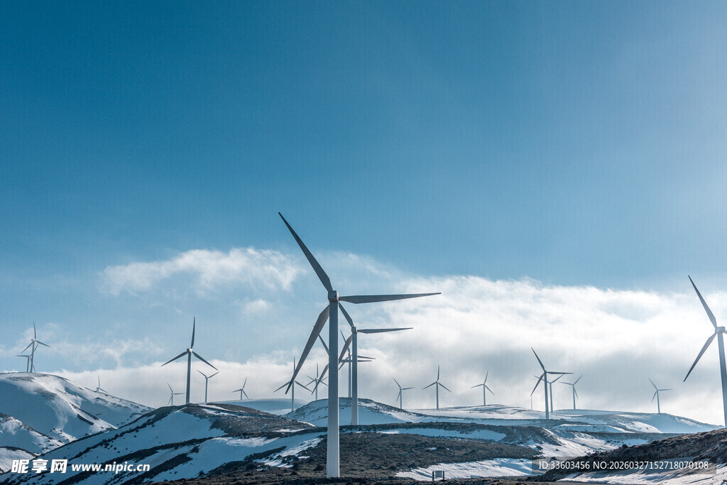 雪山下的风力发电机组