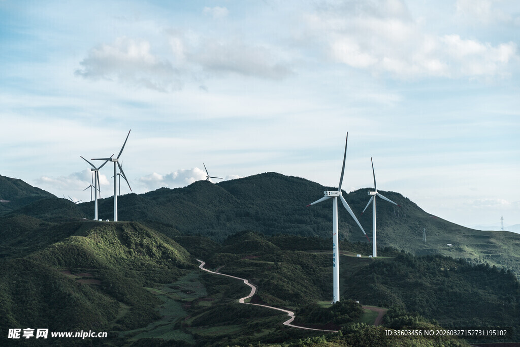 山间风车景观