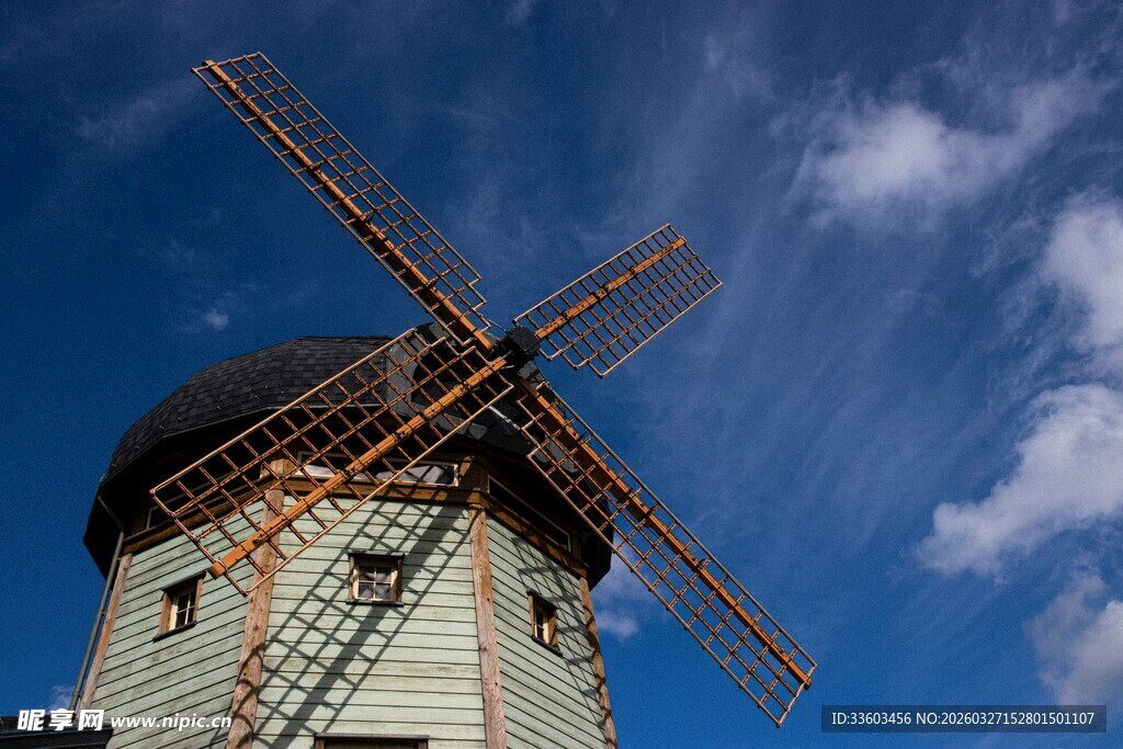 古老风车矗立蓝天之下
