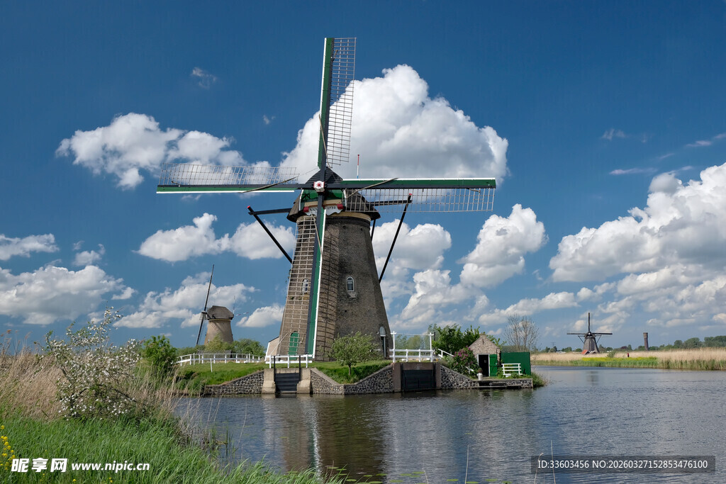 荷兰湖畔风车美景