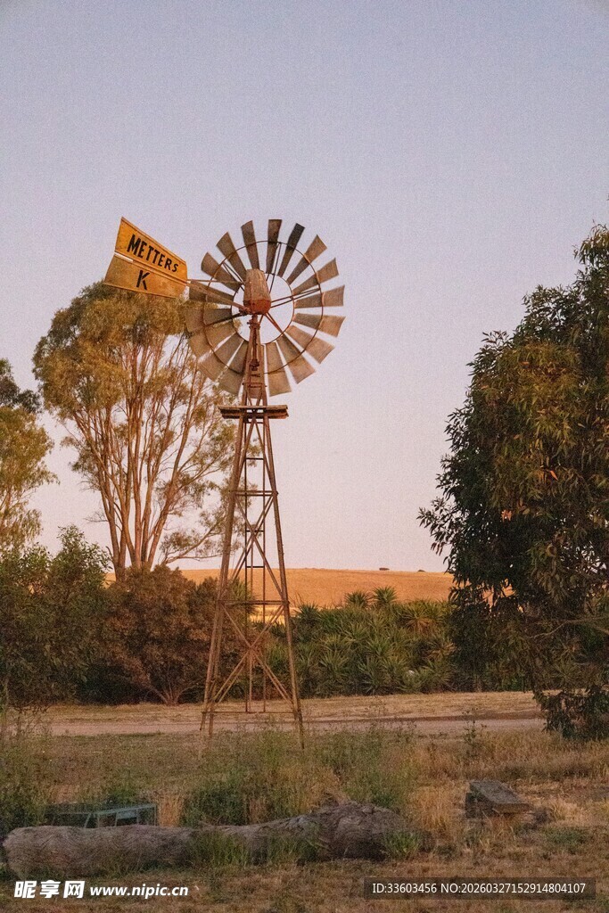 田野中的老式风车