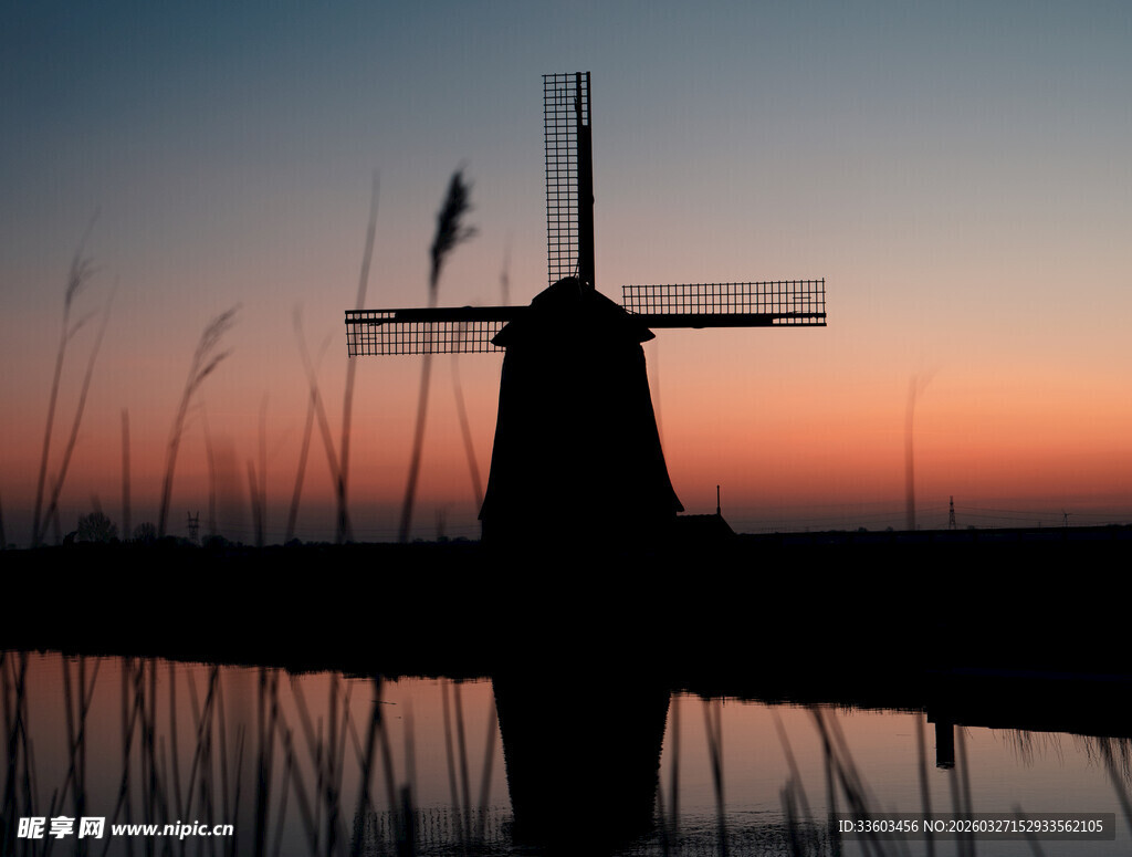 夕阳下的风车与静谧水面
