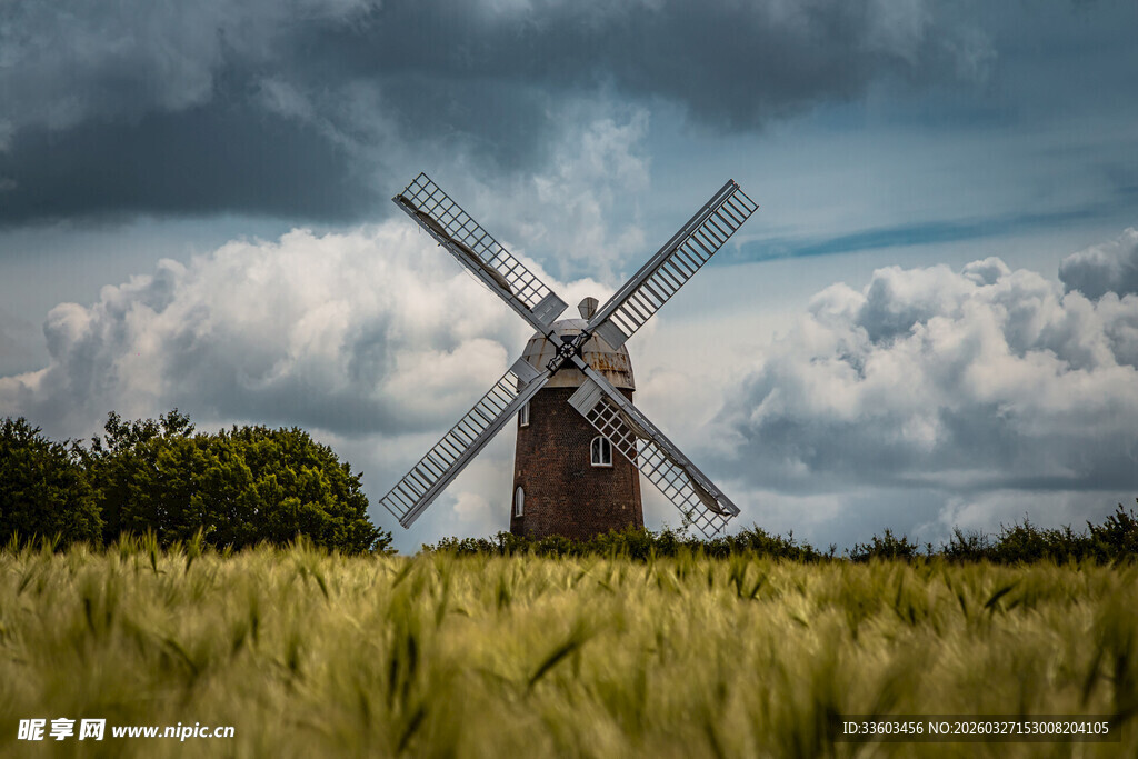 田野中的古老风车